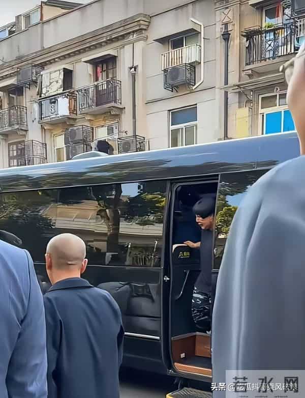 郭德纲王惠出行,司机停车停路中央,工作人员竟伸手拦过路自行车