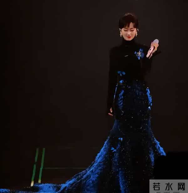 72岁赵雅芝太拼!穿高开叉裙跳“擦边”舞,累到大喘气还敲架子鼓