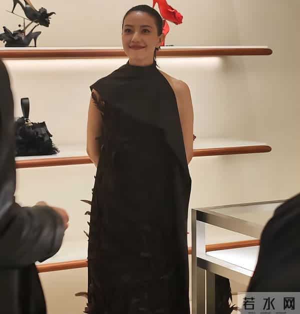 可惜了！高圆圆成都生图能打，却被拖沓黑裙封印好气质