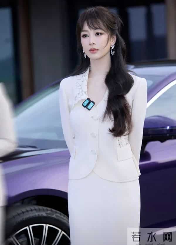 杨紫穿20年前的衣服出席活动，细心看还有污渍和虫洞…