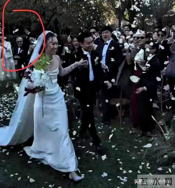 霍震霆朱玲玲出席三儿子婚礼，现场布置简单，不及当年霍启刚婚礼