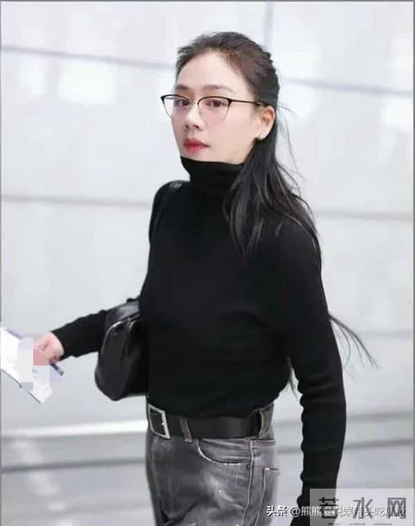 马思纯机场穿搭越来越简约!穿黑色高领毛衣+阔腿裤,时髦又高级