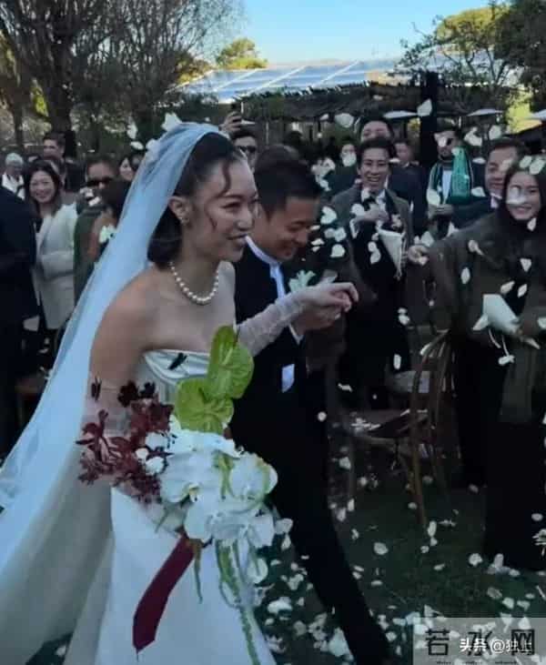 霍启仁雪山婚礼曝光，29岁新娘跟婆婆朱玲玲好像，主婚纱出人意料