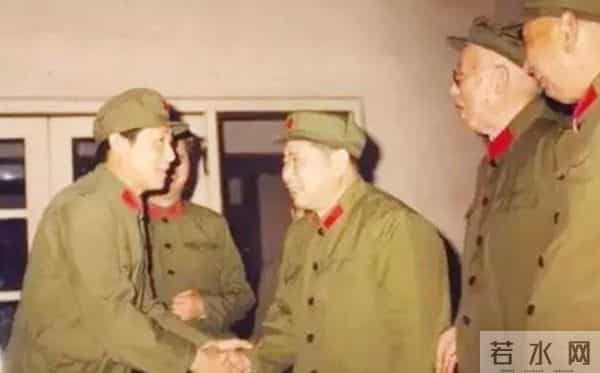 照顾患病妻子60年,儿女事业有成家庭幸福,他却只想做个普通老头