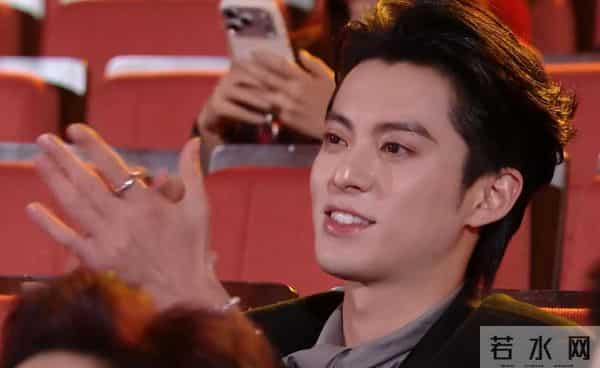 何炅主持生涯迈入第30年，齐思钧献花致敬，王鹤棣在台下鼓掌欢呼