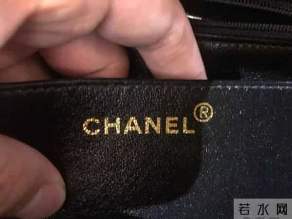 杨紫穿20年前的衣服出席活动，细心看还有污渍和虫洞…