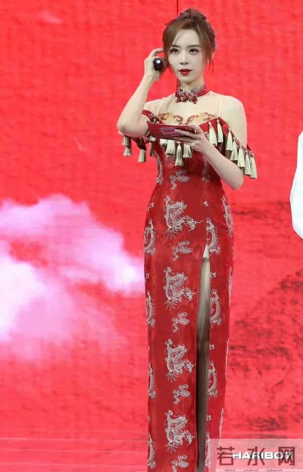 余霜旗袍装真好看