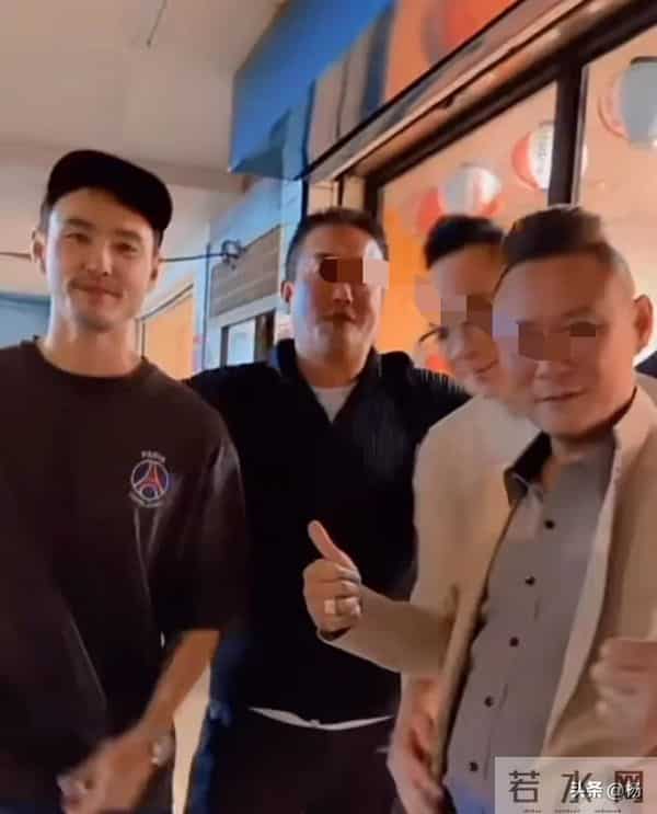 43岁阮经天被网友偶遇，作为明星自觉悄悄地把烟藏起来，好可爱