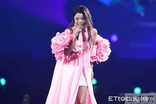 直击／丁当激瘦8公斤美成这样！　「飞5公尺高」变成真人蝴蝶