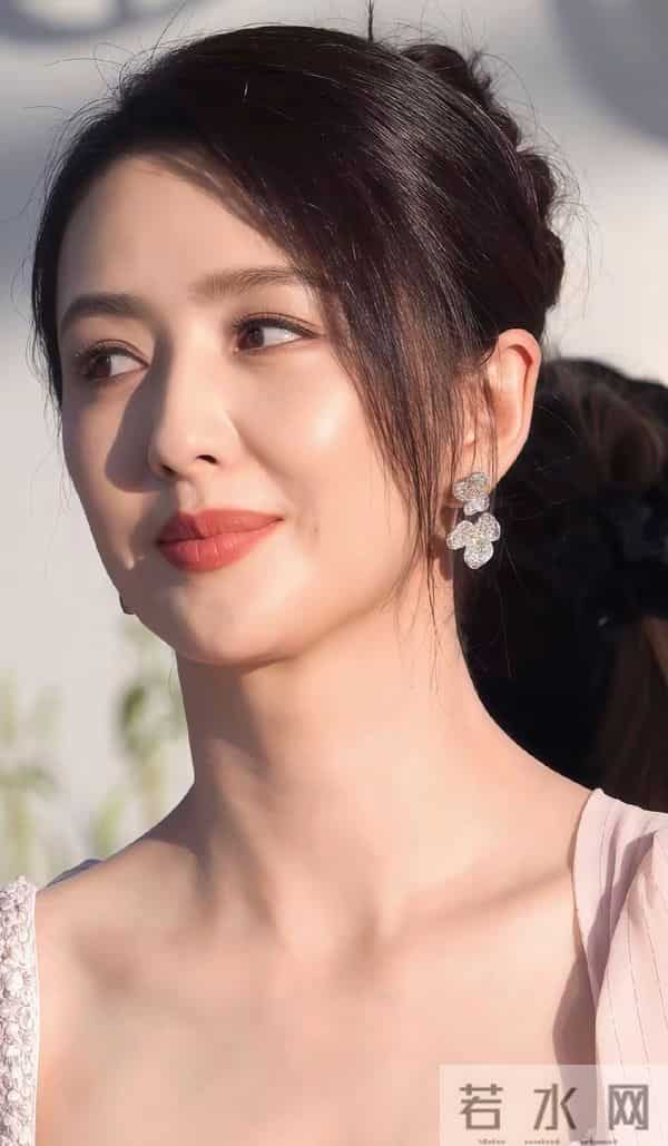 佟丽娅的素颜，在整个娱乐圈都属于最美的，新疆人独有的美