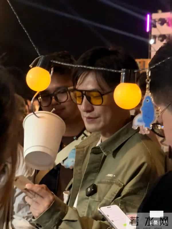 46岁严屹宽和朋友泉州逛街,打扮低调外表好年轻,脸蛋是真抗打啊