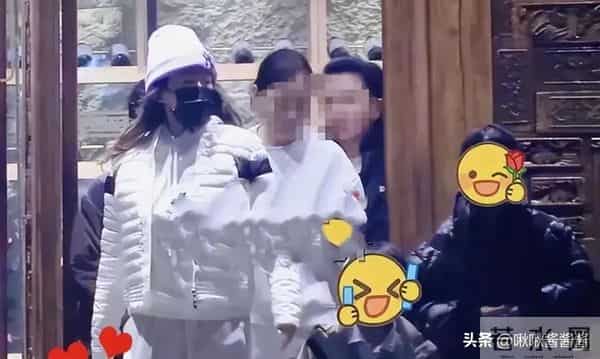 章子怡成孩子王,带儿子女儿先吃烤肉又打游戏,不理金鸡奖纷争