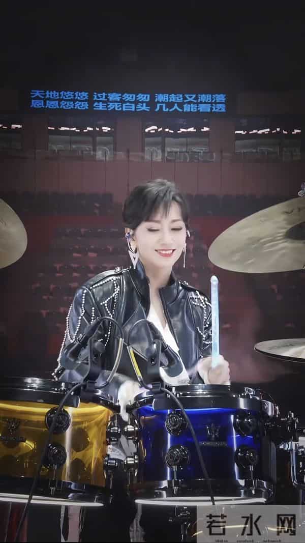 72岁赵雅芝又是架子鼓又是扫腿舞,这状态活力也太好了吧!