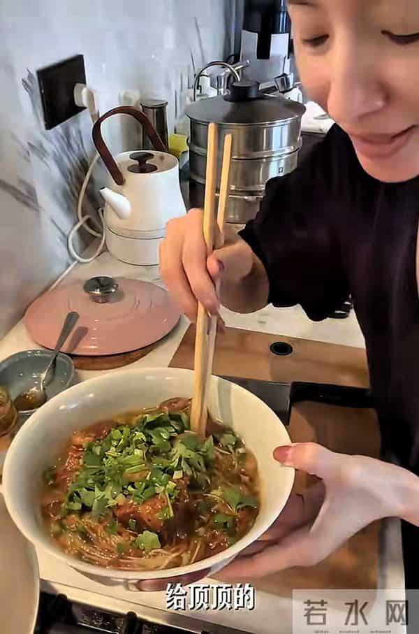 45岁董洁定居北京生活曝光,不用保姆不通暖气,一日三餐亲力亲为