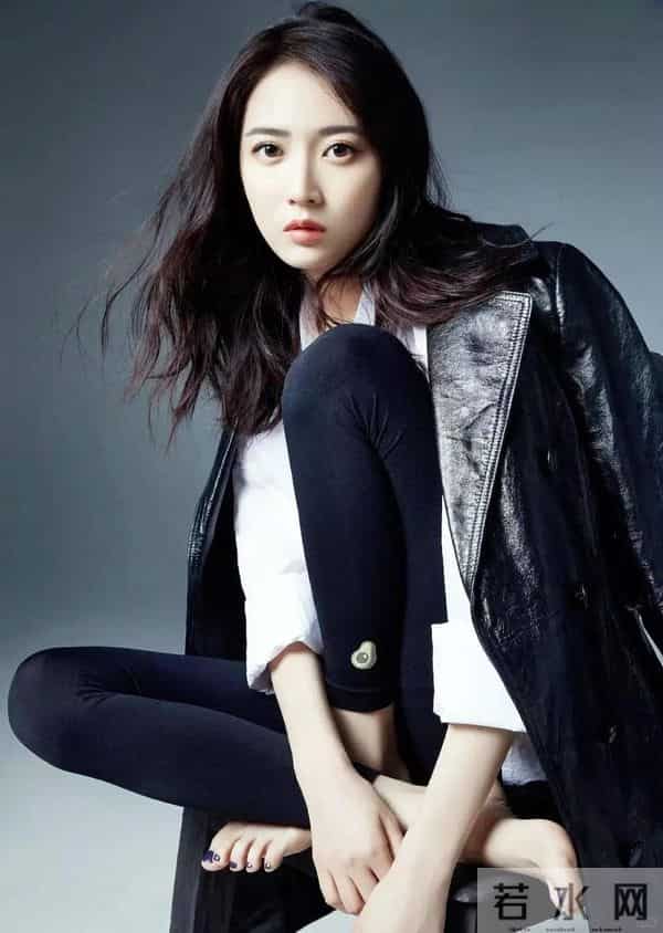 光着小腿丫子的陈钰琪 太美丽动人了。