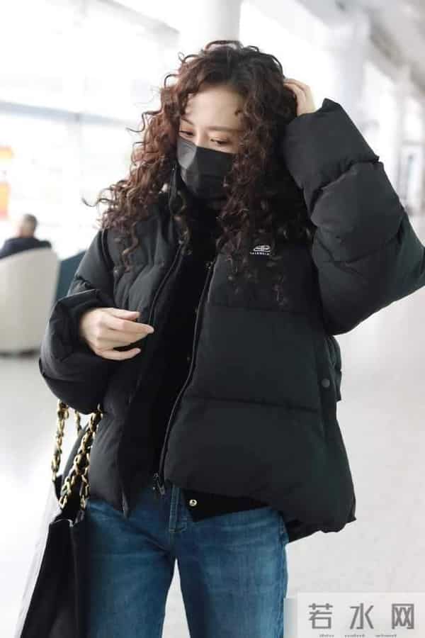 王鸥烫了羊毛卷带火了秋冬新穿搭:羽绒服+牛仔裤,高级又洋气