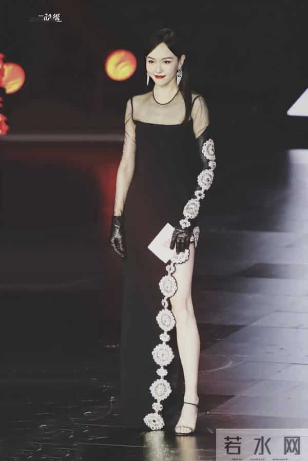 唐嫣红唇 黑长裙高开叉，腿好长好白啊！