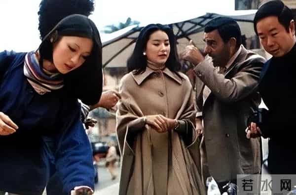 娱乐圈满族美女图鉴：每一位都貌美如花，谁最令你意想不到？