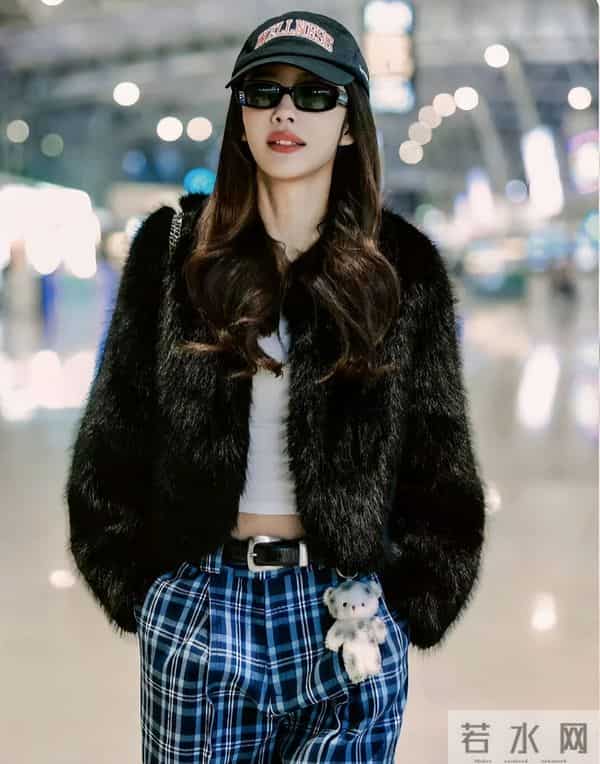蔡文静机场私服真时髦！穿毛绒外套+格子裤，洋气又高级