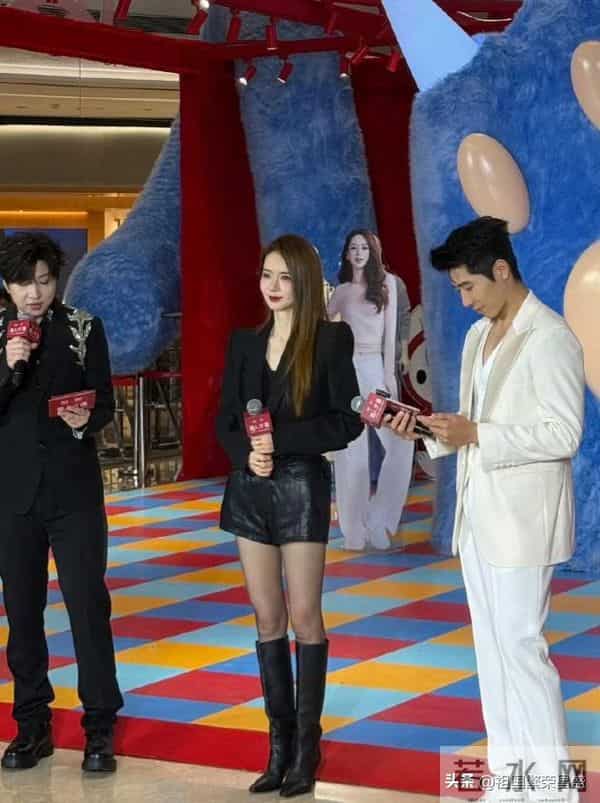 戚薇线下活动生图，黑西装长靴演绎女总裁穿搭