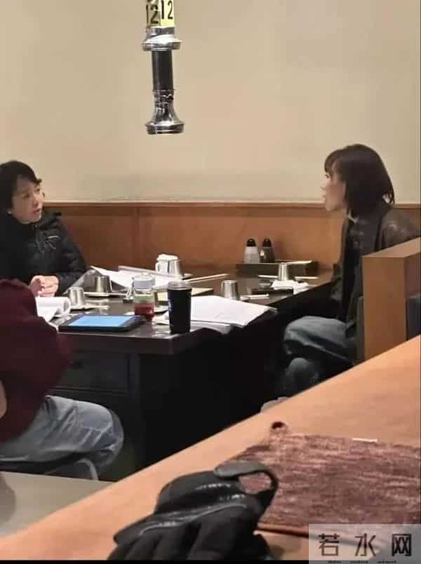 54岁闫妮沈阳吃火锅被偶遇,素颜很接地气,不化妆多了份亲切感!