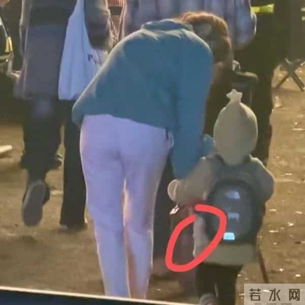 魏晨一家三口合体,妻子抱着儿子看他演唱会,小橙子个头长得真高