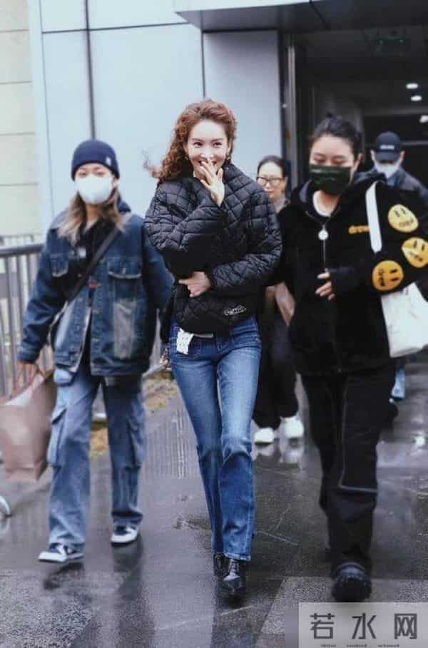 金晨又带火了秋冬新穿搭:羽绒服+牛仔裤+羊毛卷发型,高级又洋气