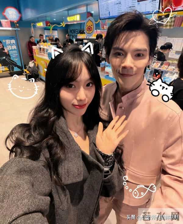 41岁向佐现身上海一家奶茶店 打扮时尚 又瘦又高 颜值一般 脸上妆太浓