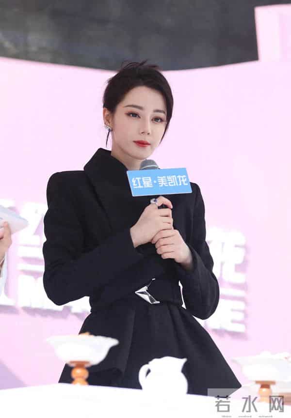 迪丽热巴线下活动“人挤人”,黑西装腰封勒出蚂蚁腰,美到窒息。