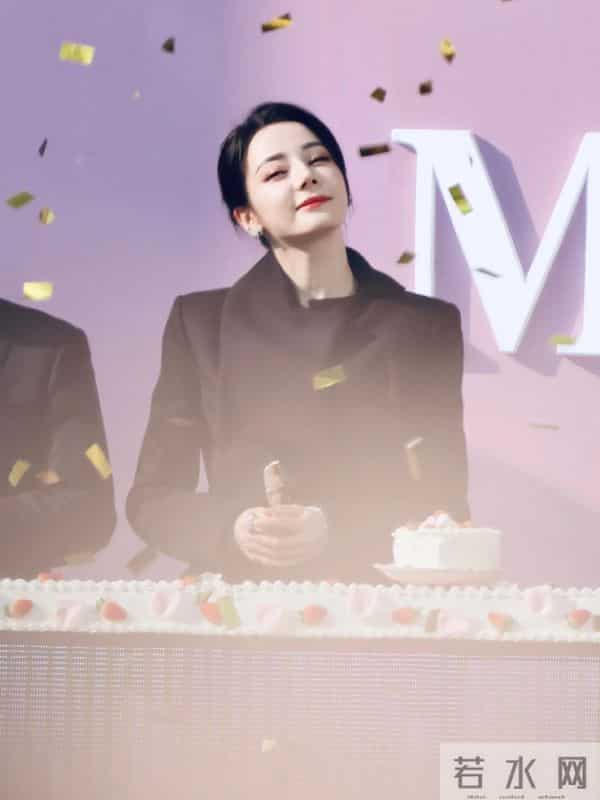 迪丽热巴线下活动“人挤人”,黑西装腰封勒出蚂蚁腰,美到窒息。