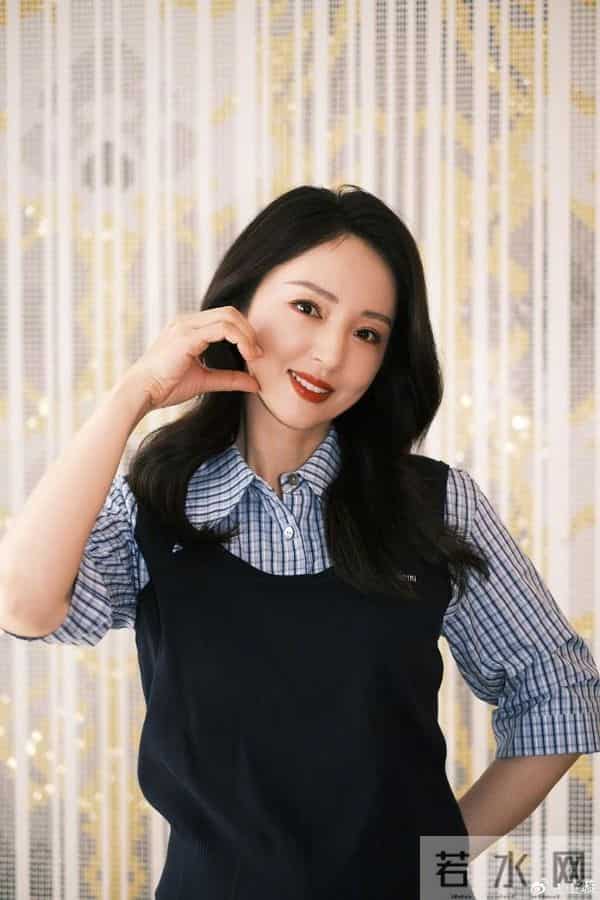 46岁董璇回应坚持再婚原因，坦言婚后联系的单身异性减少：一是对稳定生活的需求，二是对自己的保护;此前小9岁丈夫综艺表现遭群嘲