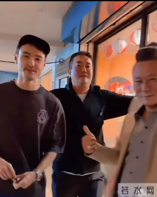 43岁阮经天被网友偶遇，作为明星自觉悄悄地把烟藏起来，好可爱