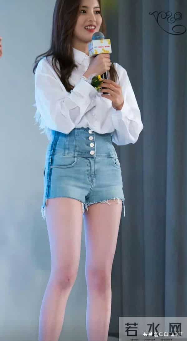 杨超越是H型吧？都知道腿长腰短，身材容易出现bug那就是H腰超越