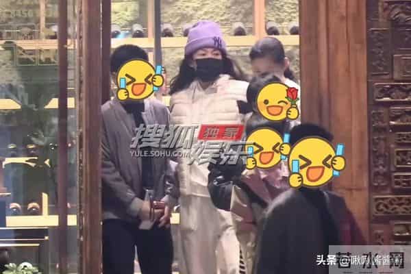 章子怡成孩子王,带儿子女儿先吃烤肉又打游戏,不理金鸡奖纷争