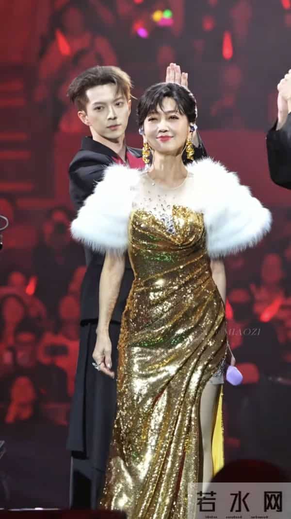 72岁赵雅芝又是架子鼓又是扫腿舞,这状态活力也太好了吧!