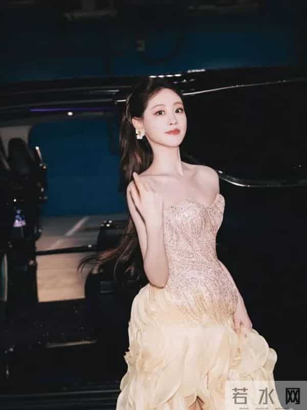 祝绪丹｜鎏金黄裙美出圈！抹胸碎钻裙尽显优雅氛围感