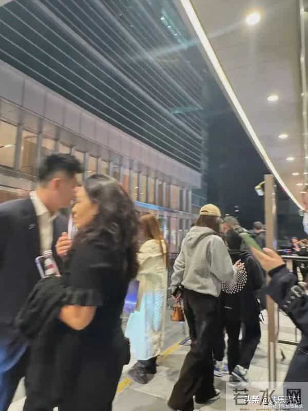 小海绵和杨颖现身上海！杨颖打扮朴素，小海绵长高了也长胖了！