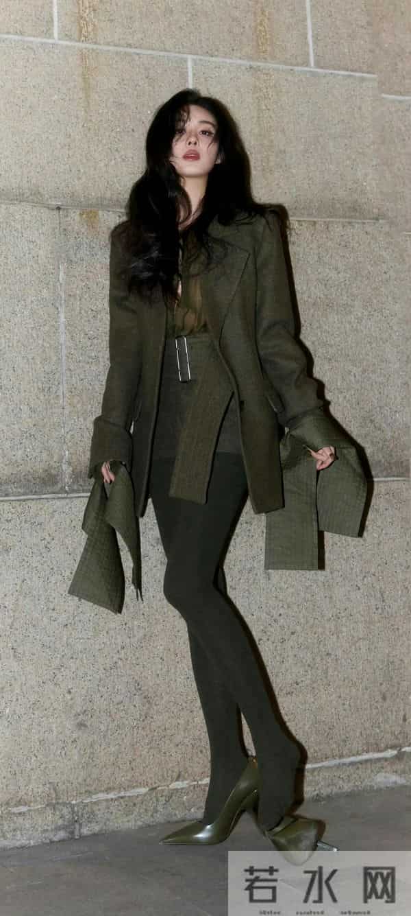 郑合惠子绿色裤袜高跟鞋