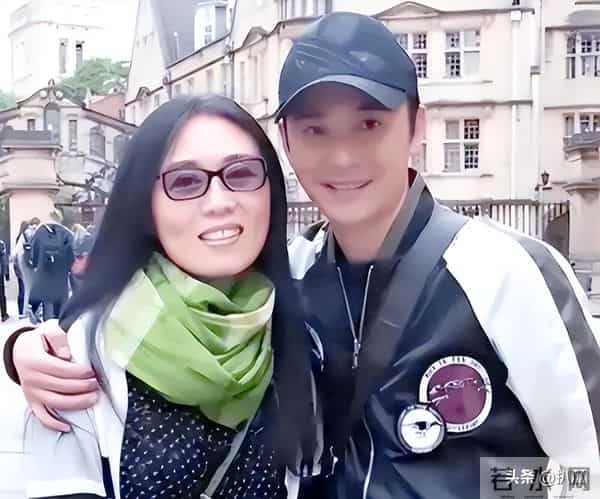 47岁嫁给32岁小演员，被骂“老牛吃嫩草”，时间却给了完美的答卷