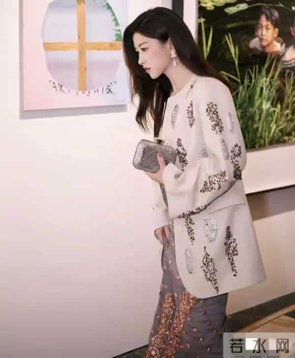 上海慈善晚宴妖艳四射的31岁章泽天，败给了全&39;裹&39;出镜的41岁朱珠