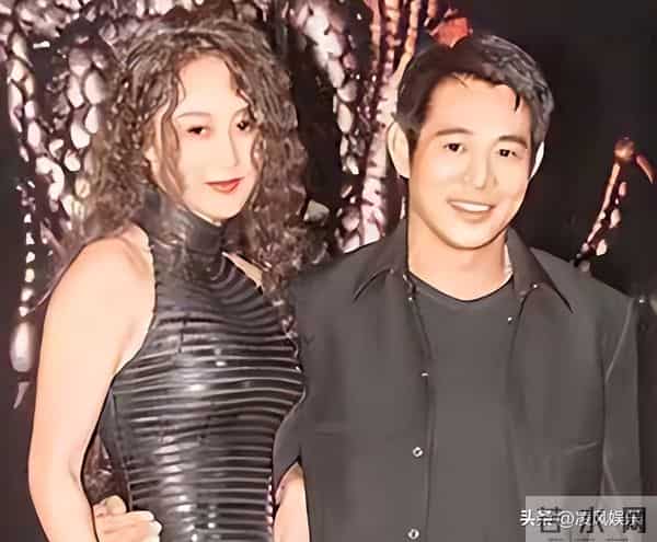 机关算尽太聪明?结婚26年后,一张照片暴露利智李连杰真实感情