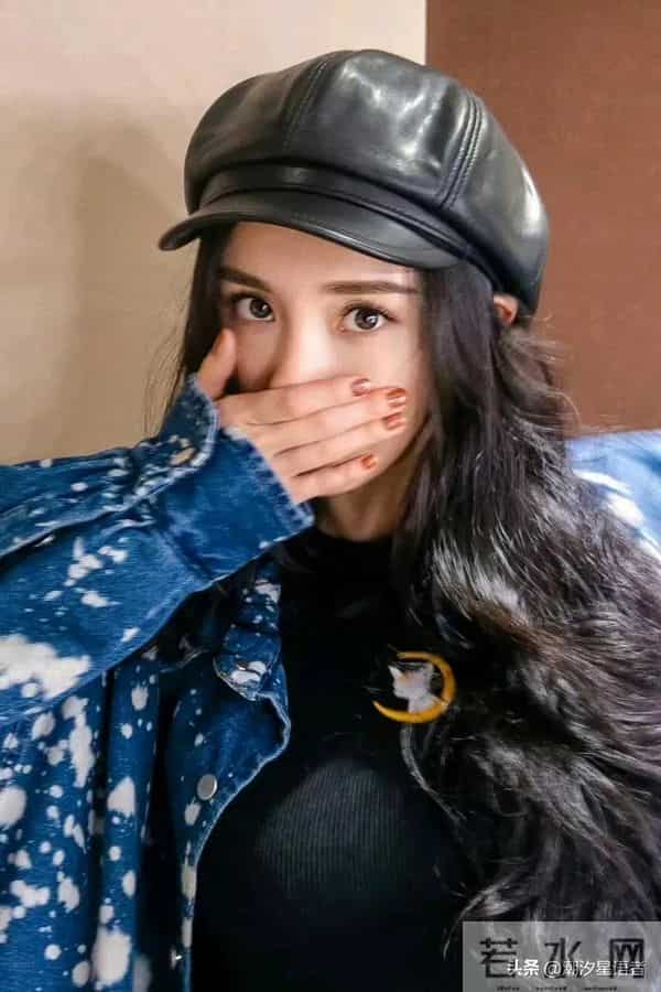 杨幂这波牛仔裤穿搭，把“日常辣妹”焊在身上了