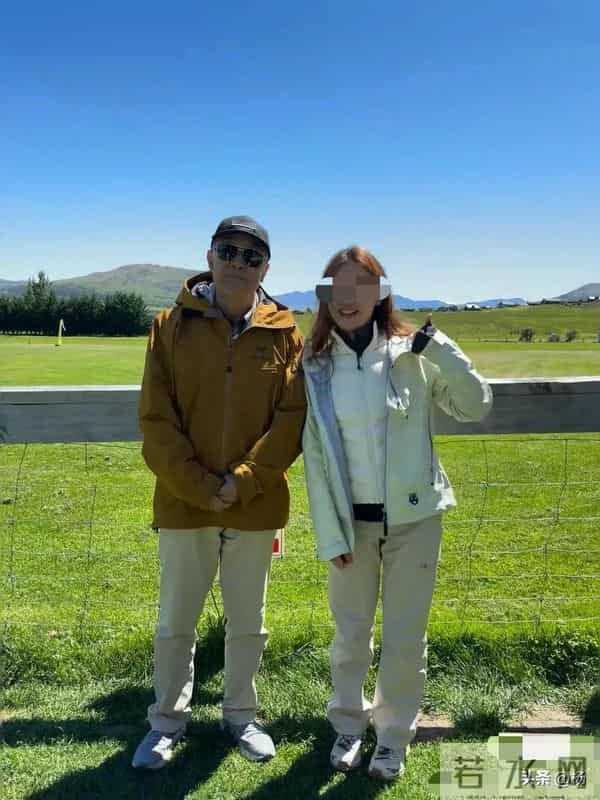 68岁老戏骨李建义新西兰被网友偶遇，年近古稀打扮低调身材硬朗！