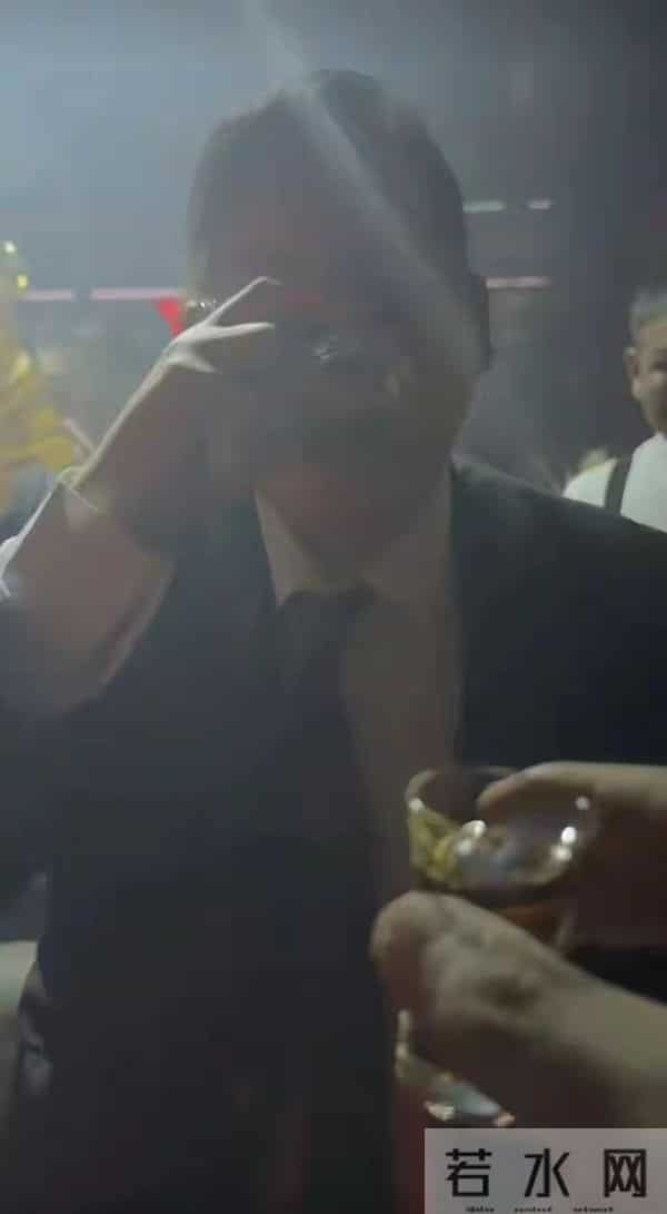 向佑彻底没救了！现身南昌酒吧，新交的女友又胖又颓，烟酒不离手