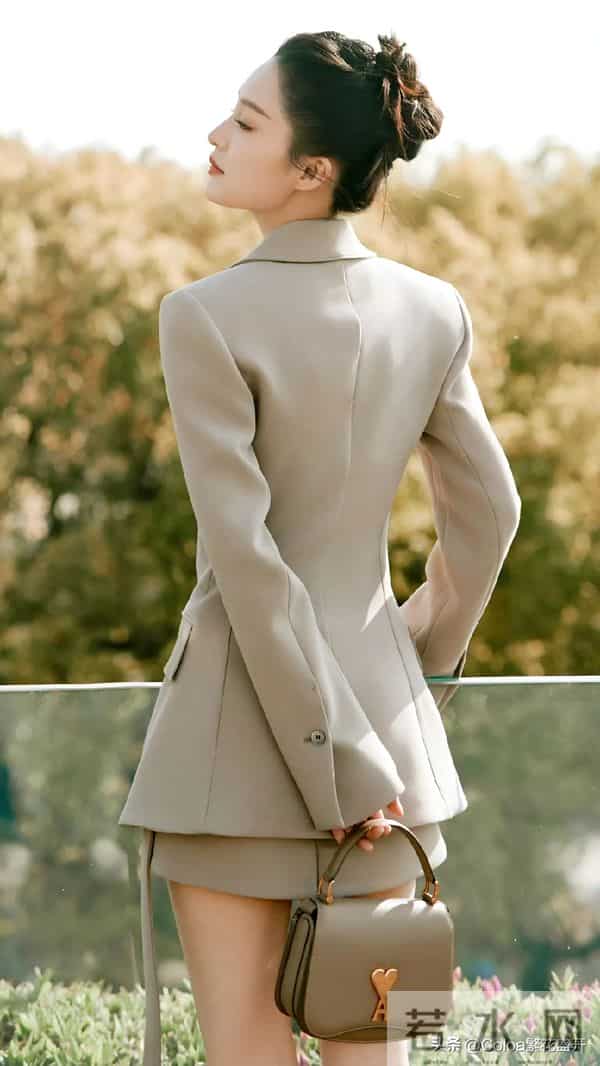 李沁-职业装大长腿这也太有气质了！