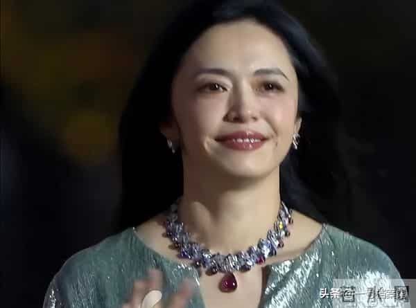 金鸡奖典礼成"照妖镜"，蒋勤勤嘴歪，佟丽娅褶子多，"丑"的很真实