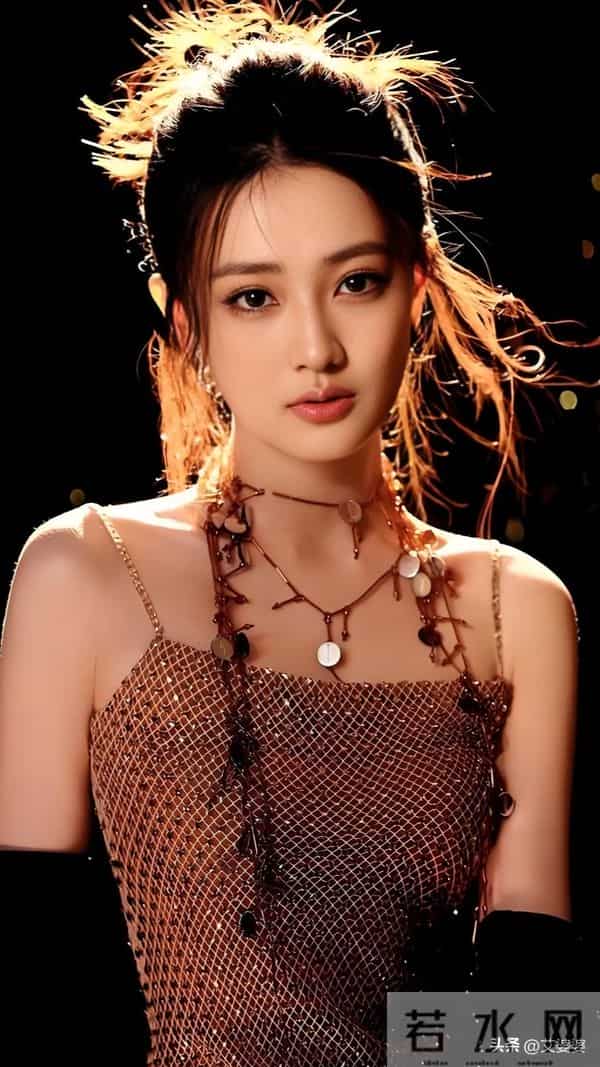 既有少女的清新甜润,又有成熟女性的冷艳疏离 “草原女神 ”徐璐