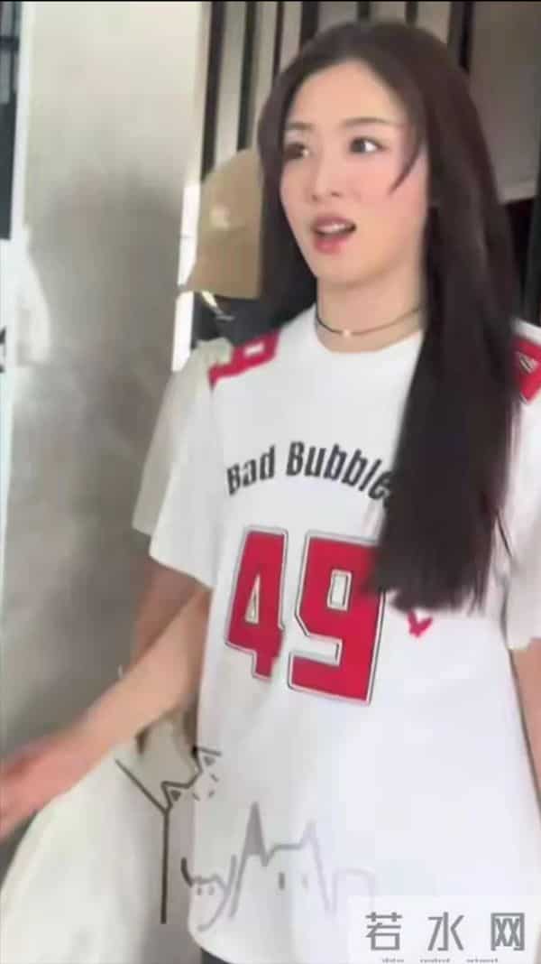 张含韵长的真板正，漂亮大气，体态很壮实，且有丰腴之美