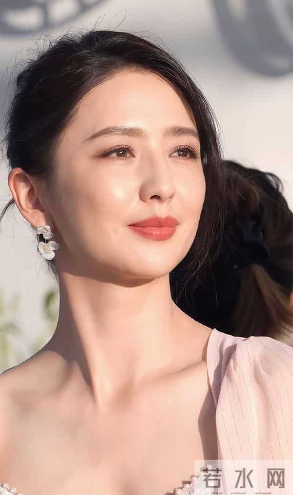 佟丽娅的素颜，在整个娱乐圈都属于最美的，新疆人独有的美