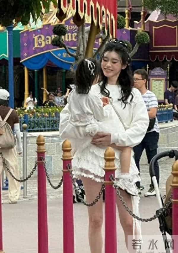 奚梦瑶晒女儿，女儿背香奈儿像洋娃娃，奚梦瑶才是绝处逢生的强者